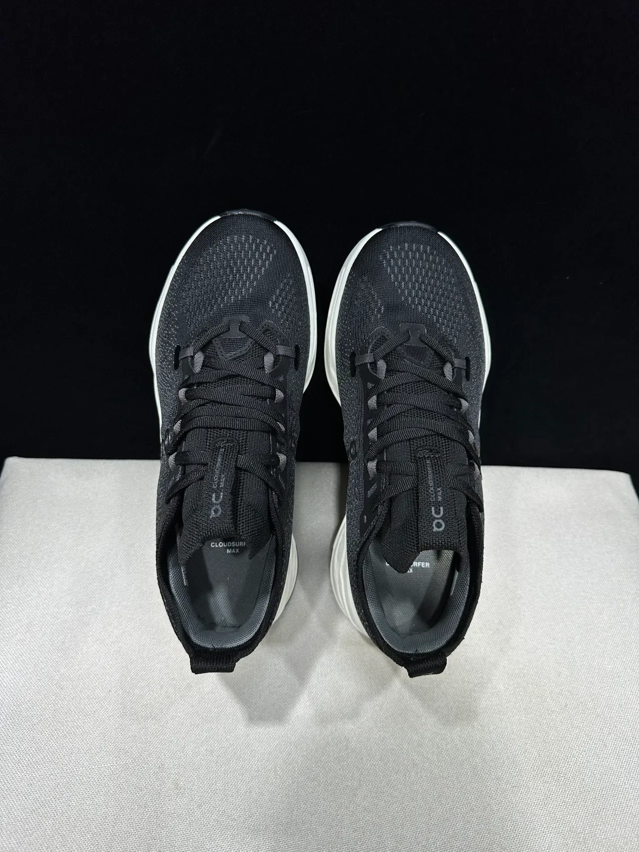 On Cloudmonster Black and Off-White chaussures running 11