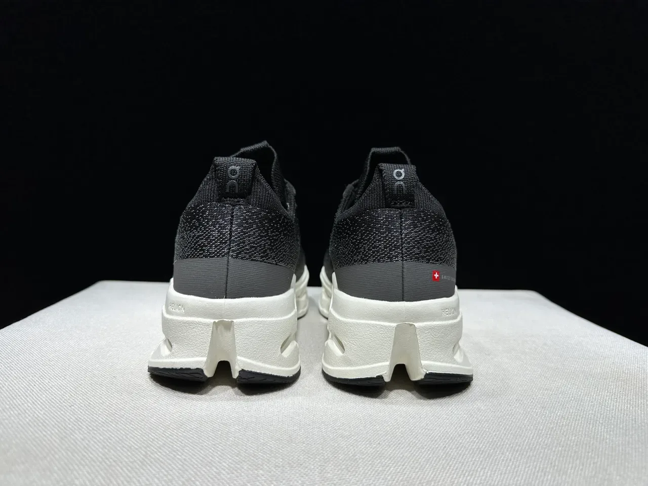 On Cloudmonster Black and Off-White chaussures running 12