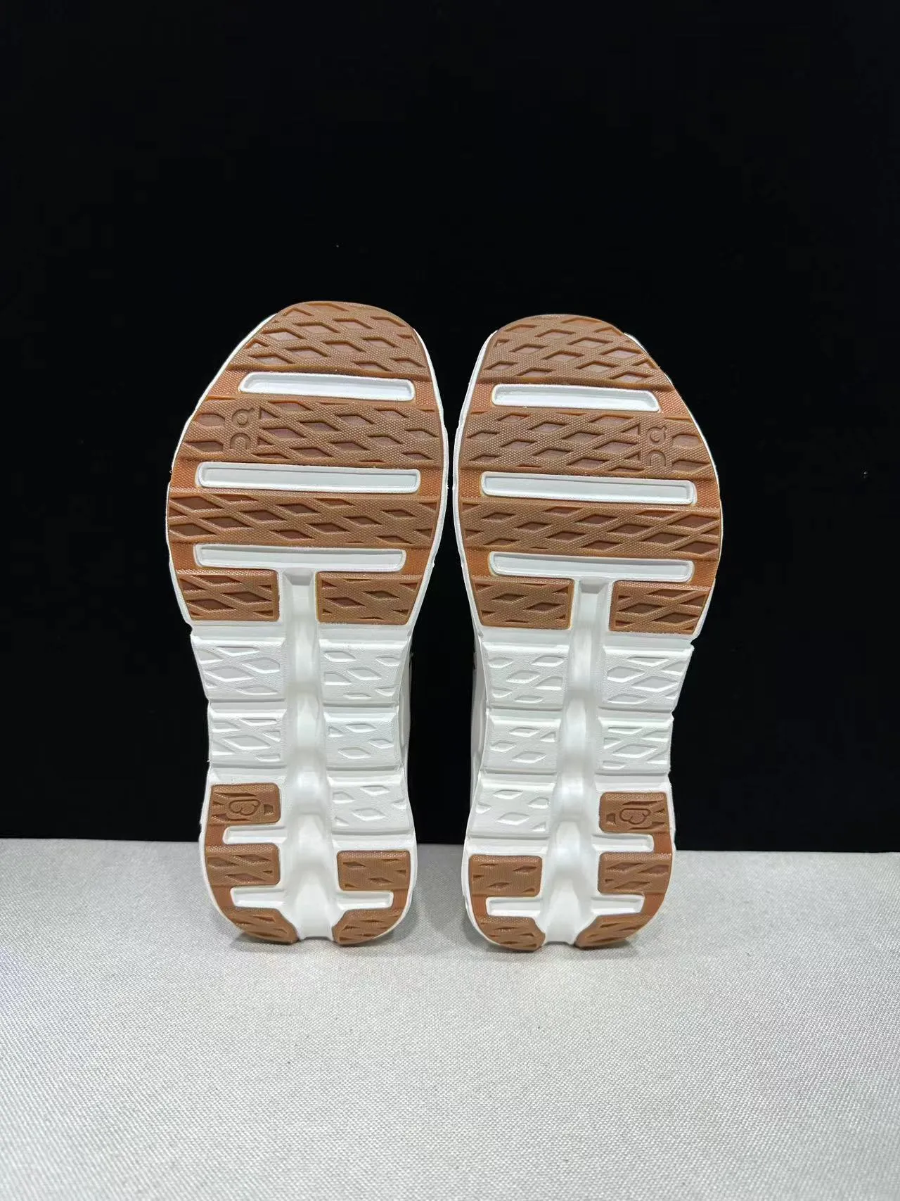 On Cloudmonster Zapatillas de correr Off-White y Rojo 8