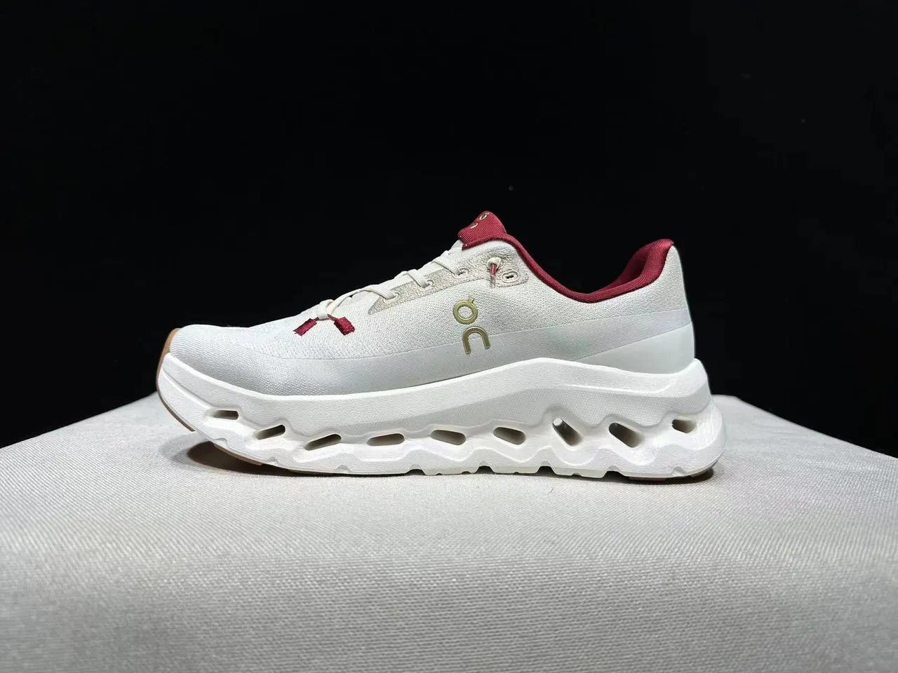 On Cloudmonster Zapatillas de correr Off-White y Rojo 9