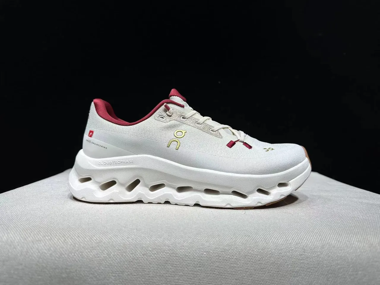 On Cloudmonster Zapatillas de correr Off-White y Rojo 10