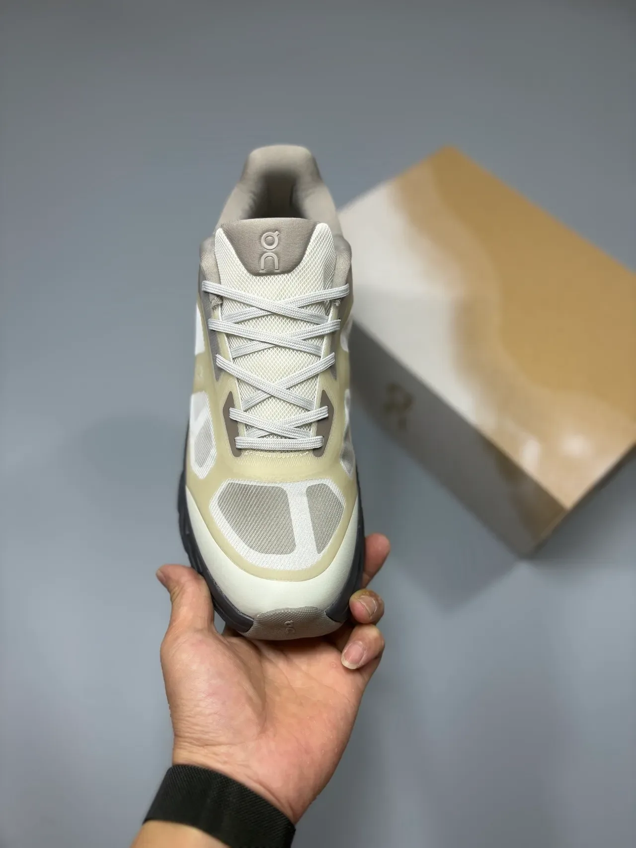 On Cloudsurfer CloudTec Phase Beige Gray zapatillas lifestyle 2