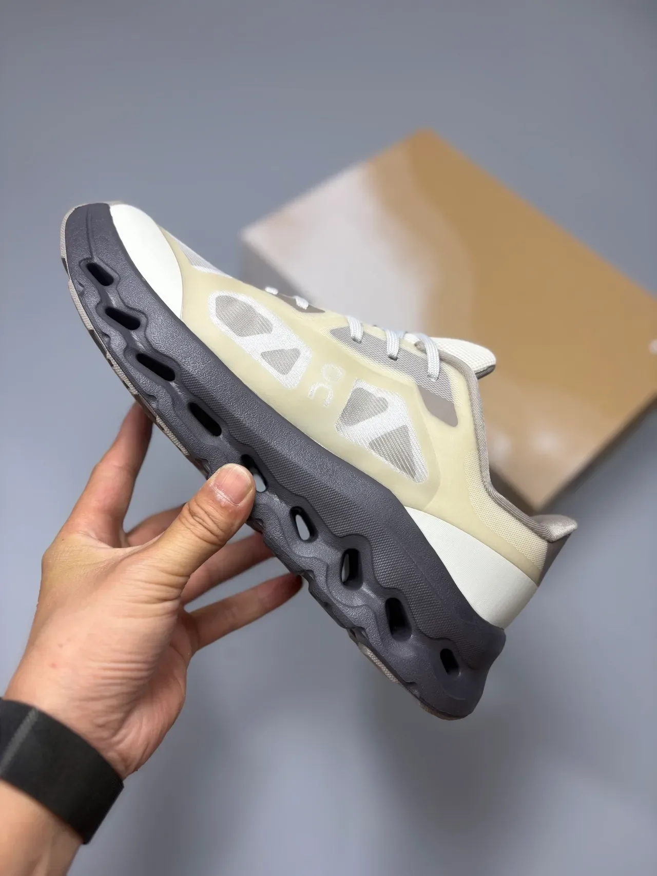 On Cloudsurfer CloudTec Phase Beige Gray zapatillas lifestyle 3