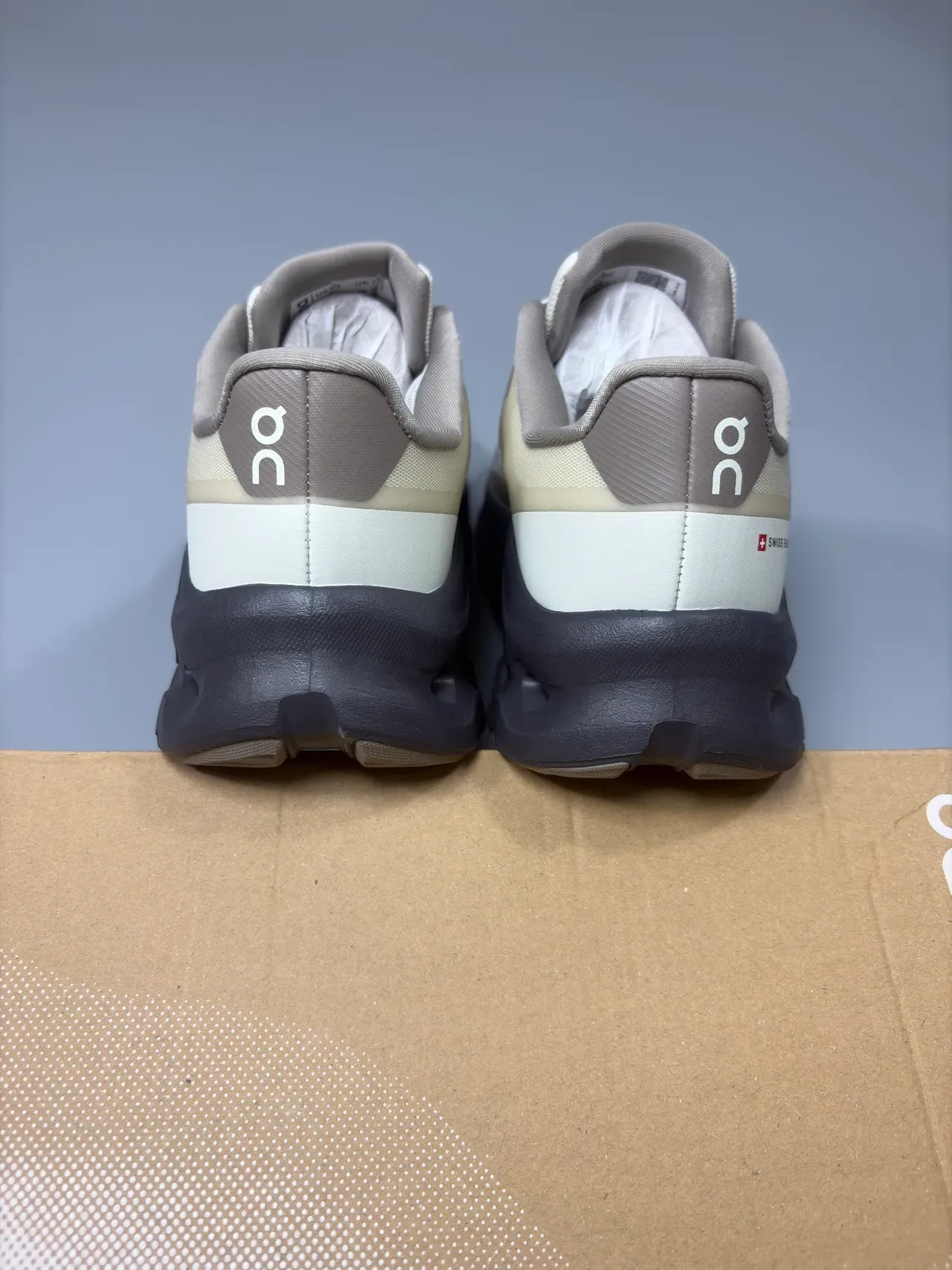 On Cloudsurfer CloudTec Phase Beige Gray zapatillas lifestyle 5