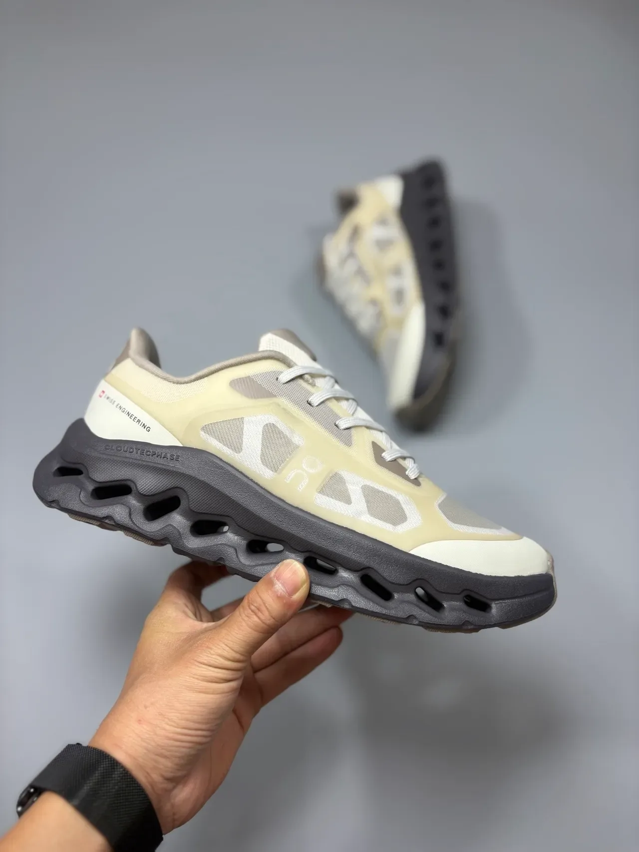 On Cloudsurfer CloudTec Phase Beige Gray zapatillas lifestyle 6