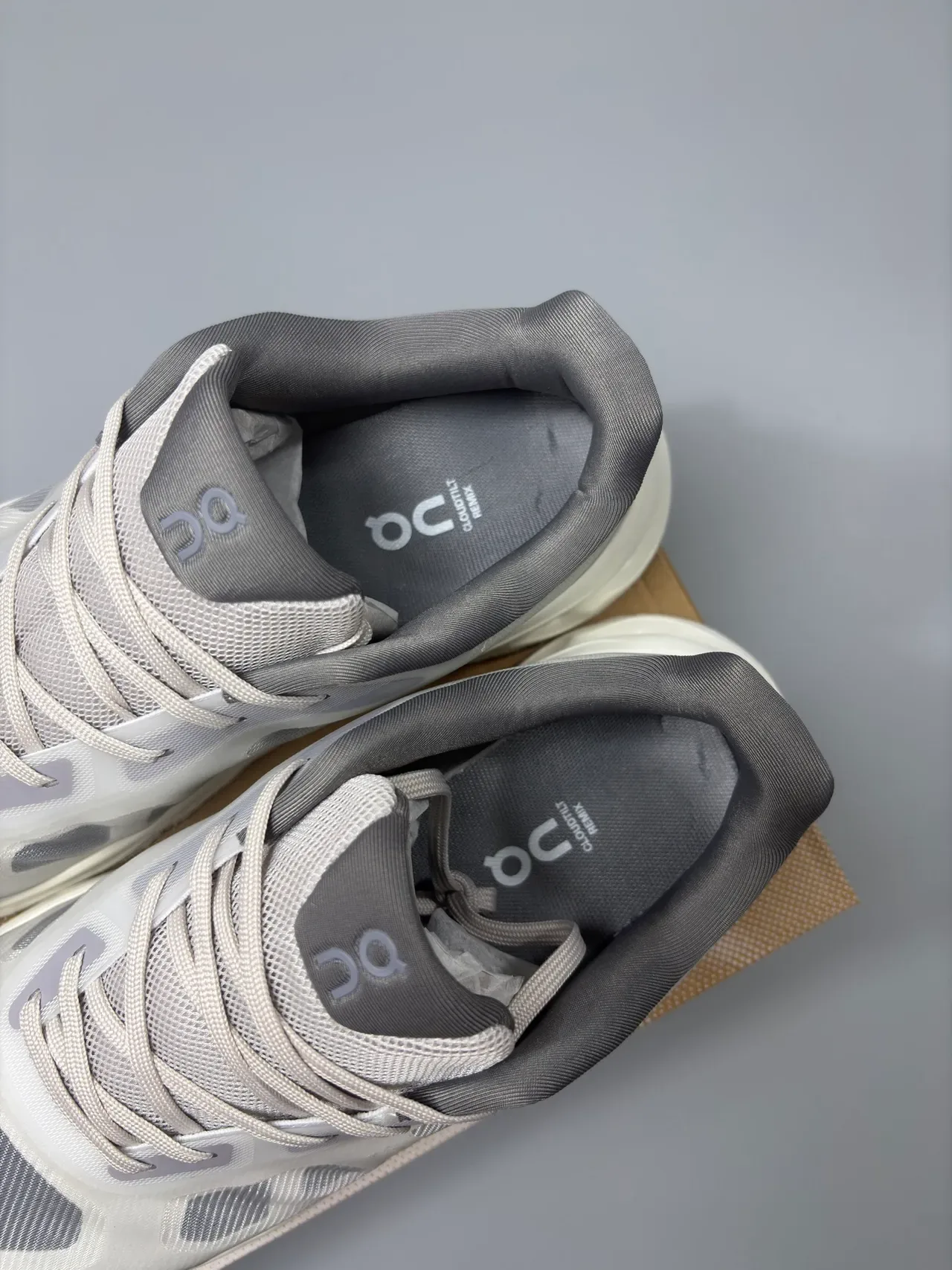 On Cloudsurfer CloudTec Phase Beige Gray zapatillas lifestyle 8