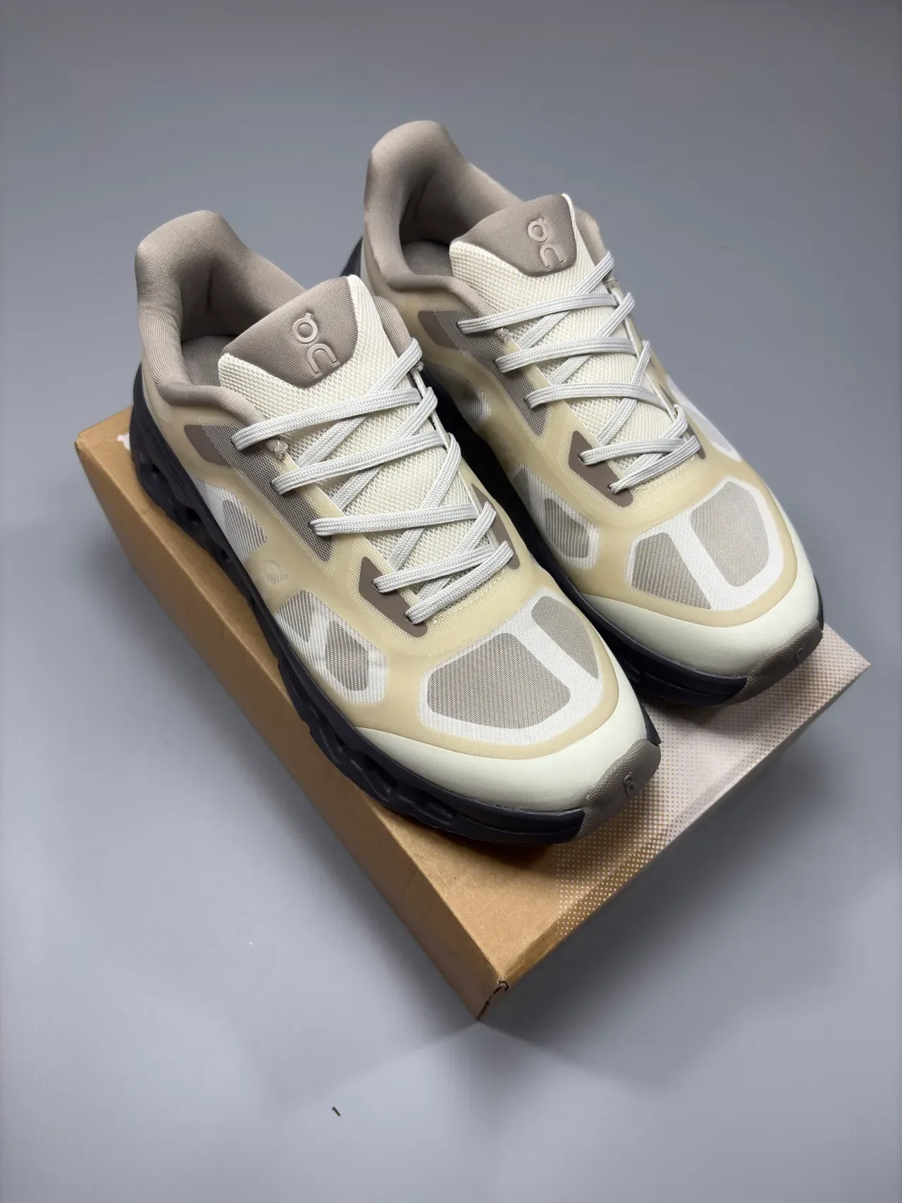 On Cloudsurfer CloudTec Phase Beige Gray zapatillas lifestyle 9