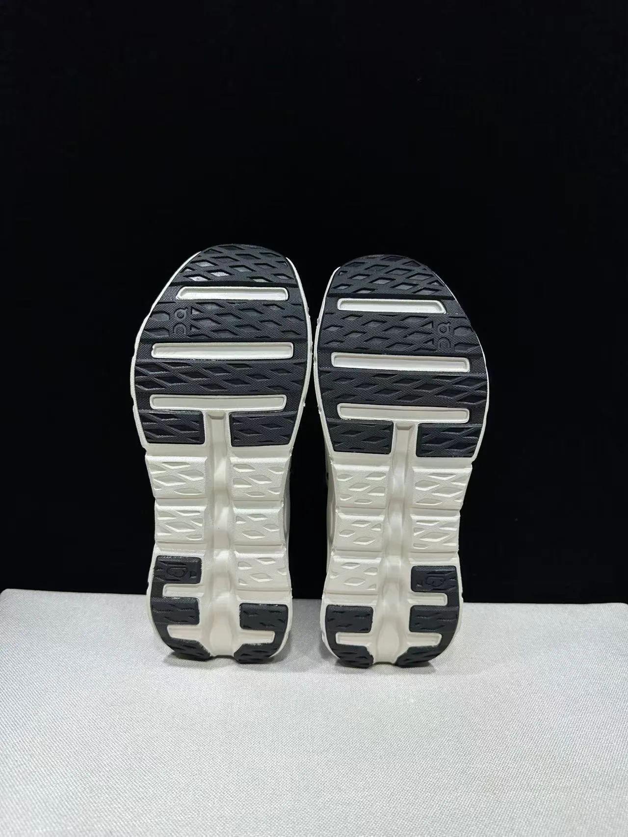 On CloudTec Phase Bege Marrom Upper de Knit Engenheirado Sola Intermediária Oca Sapatos de Corrida 6