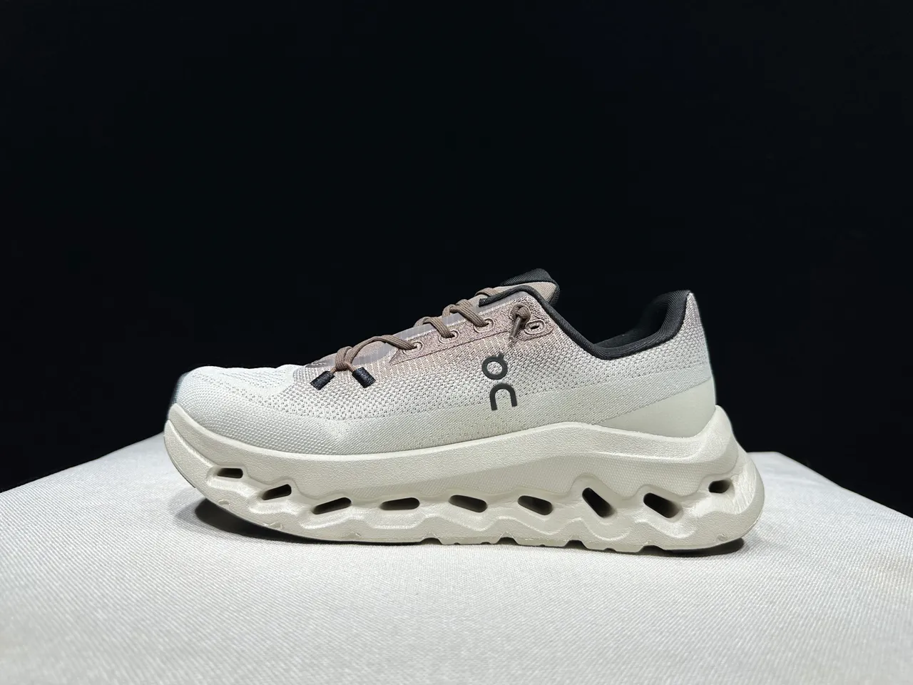 On CloudTec Phase Bege Marrom Upper de Knit Engenheirado Sola Intermediária Oca Sapatos de Corrida 7