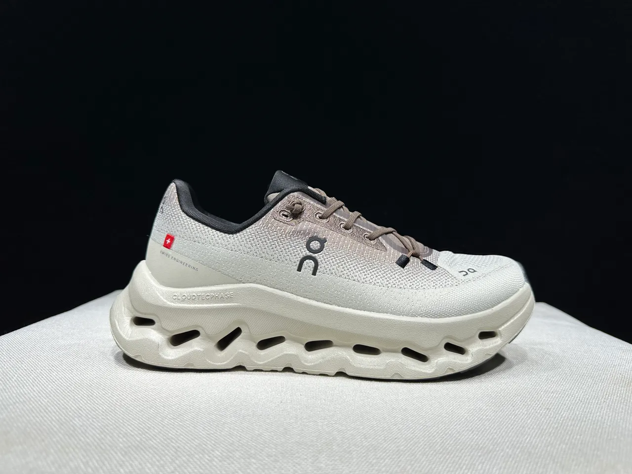 On CloudTec Phase Bege Marrom Upper de Knit Engenheirado Sola Intermediária Oca Sapatos de Corrida 8