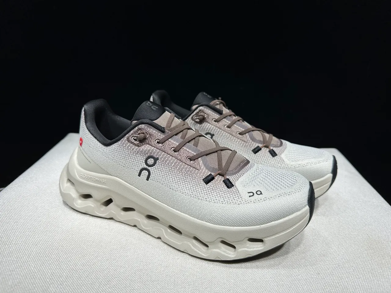 On CloudTec Phase Bege Marrom Upper de Knit Engenheirado Sola Intermediária Oca Sapatos de Corrida 9