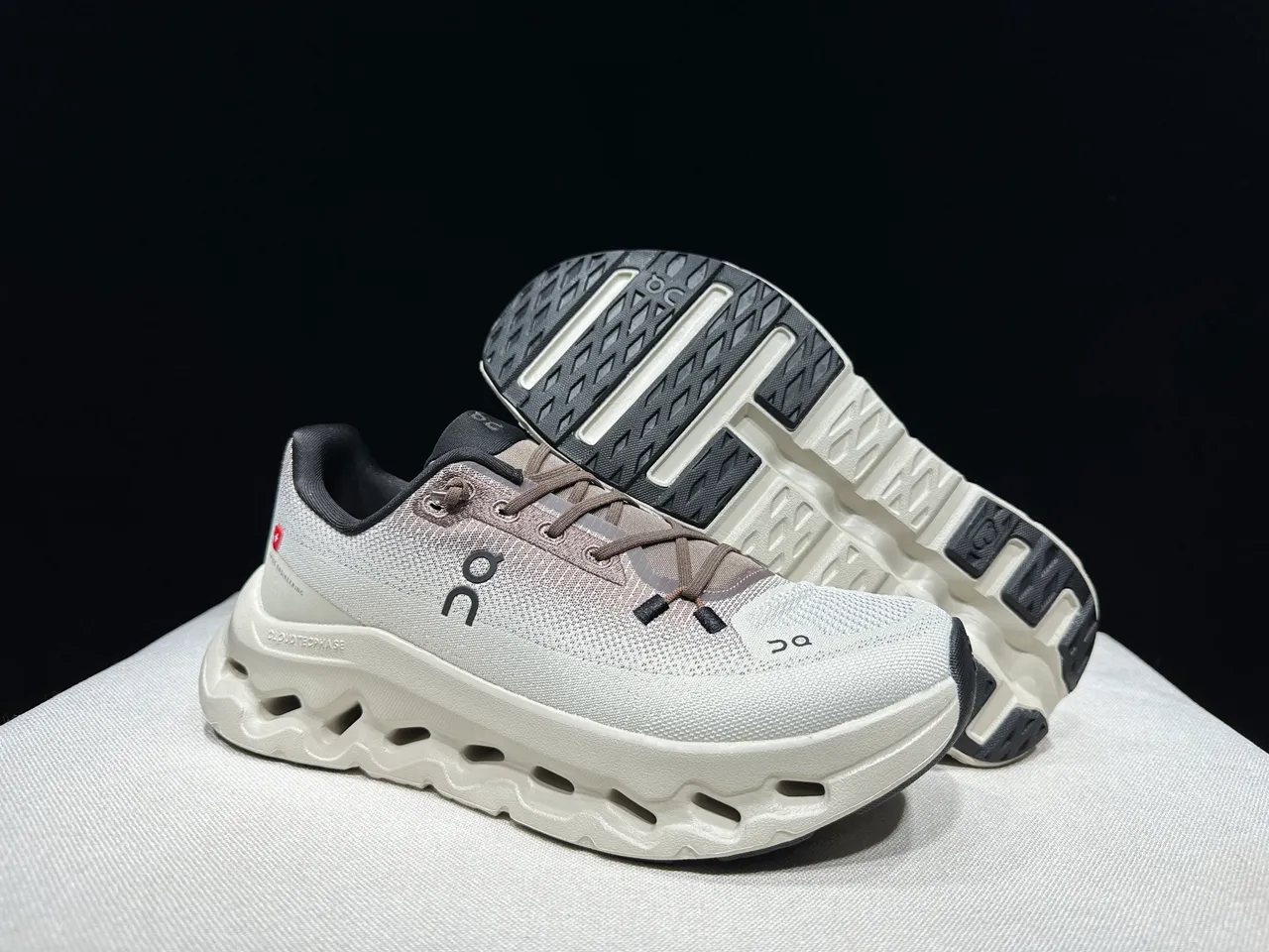 On CloudTec Phase Bege Marrom Upper de Knit Engenheirado Sola Intermediária Oca Sapatos de Corrida 10