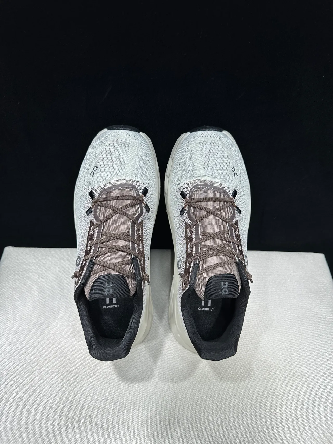 On CloudTec Phase Bege Marrom Upper de Knit Engenheirado Sola Intermediária Oca Sapatos de Corrida 11