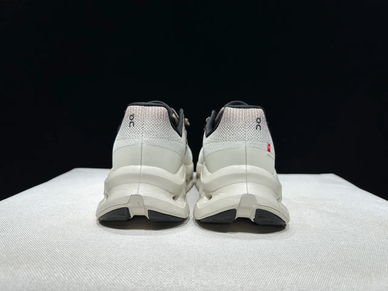 On CloudTec Phase Bege Marrom Upper de Knit Engenheirado Sola Intermediária Oca Sapatos de Corrida 12