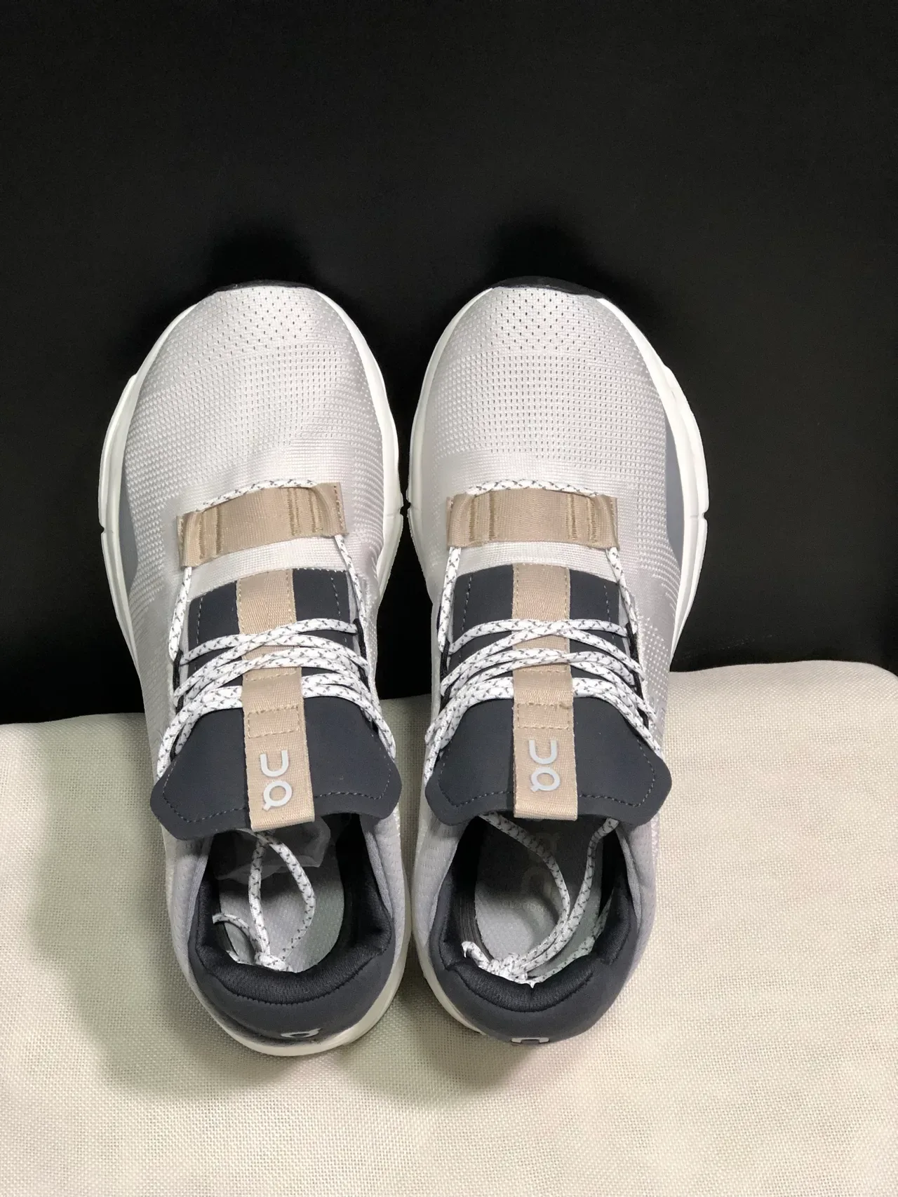 On 灰黑工程网面鞋面一体式带系生活方式运动鞋 6
