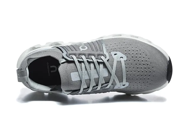 On Chaussure de course gris en tricot 3