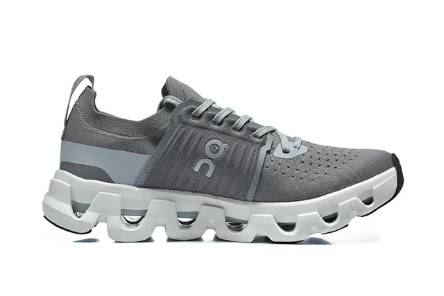On Chaussure de course gris en tricot 4