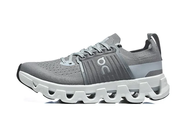 On Chaussure de course gris en tricot 5