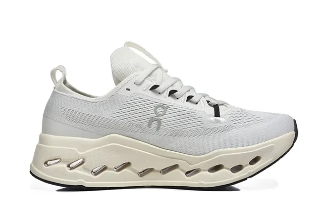 On সাদা কালো ইঞ্জিনিয়ার্ড মেশ উপর খালি হেক্সাগোনাল মিডসোল পডস রানিং জুতা 3