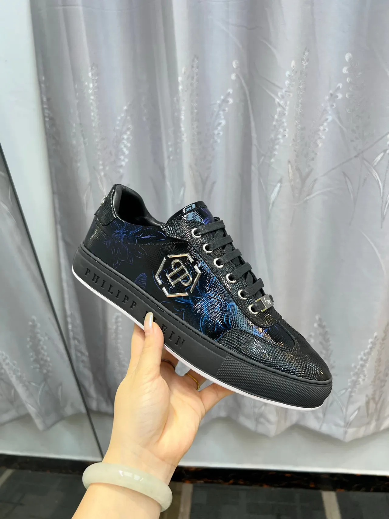 Philipp Plein काला नीला चमकदार सांप-स्किन टेक्स्चर्ड अपर इरिडेसेंट फ्लोरल प्रिंट लाइफस्टाइल स्नीकर 5