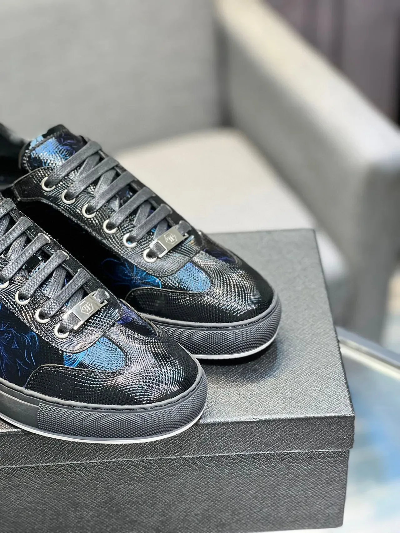 Philipp Plein काला नीला चमकदार सांप-स्किन टेक्स्चर्ड अपर इरिडेसेंट फ्लोरल प्रिंट लाइफस्टाइल स्नीकर 8