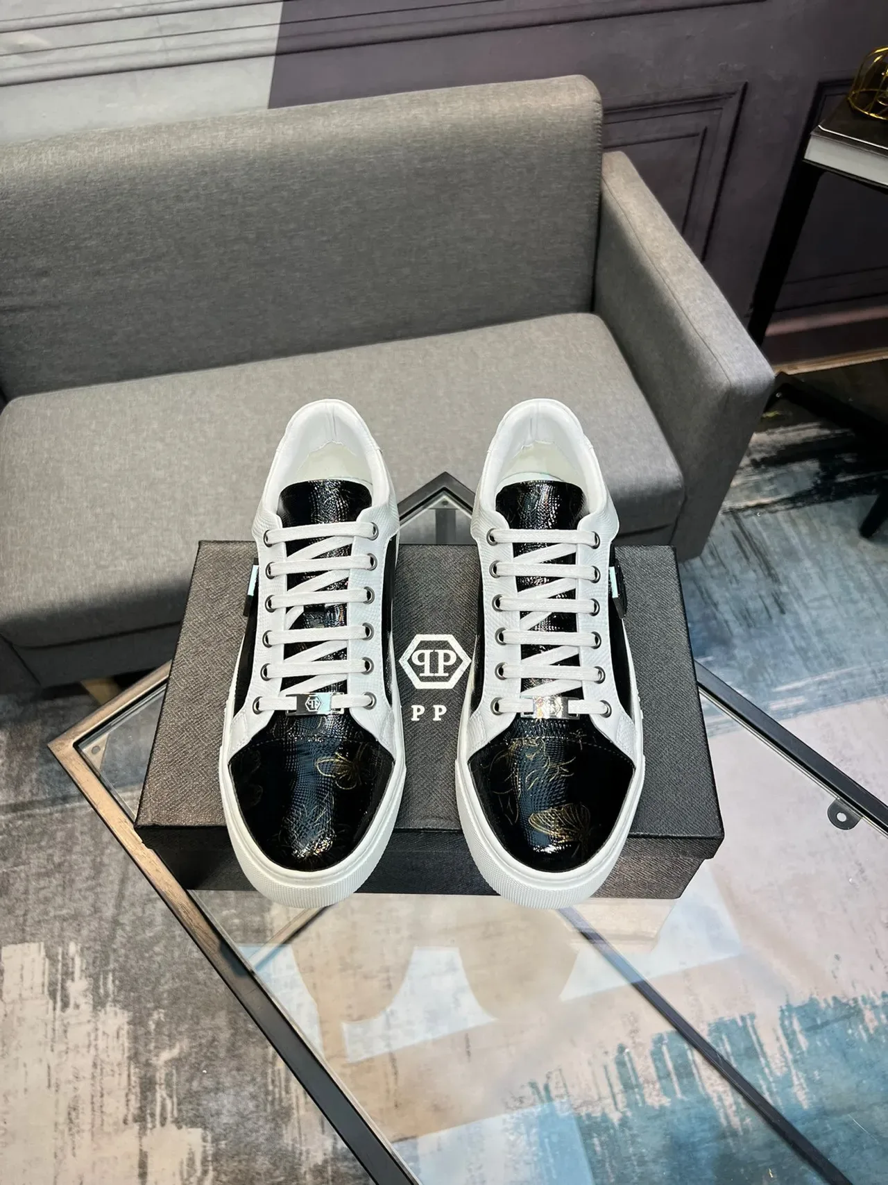 Philipp Plein काला सफेद पेटेंट ऊपरी सुनहरा तितली प्रिंट लाइफस्टाइल स्नीकर 2