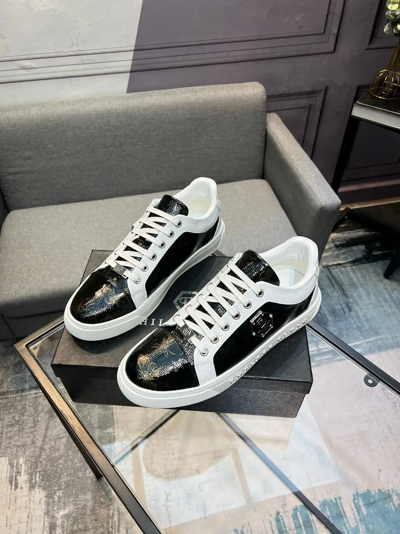 Philipp Plein काला सफेद पेटेंट ऊपरी सुनहरा तितली प्रिंट लाइफस्टाइल स्नीकर 3