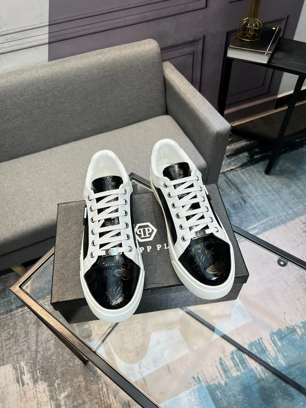 Philipp Plein काला सफेद पेटेंट ऊपरी सुनहरा तितली प्रिंट लाइफस्टाइल स्नीकर 5