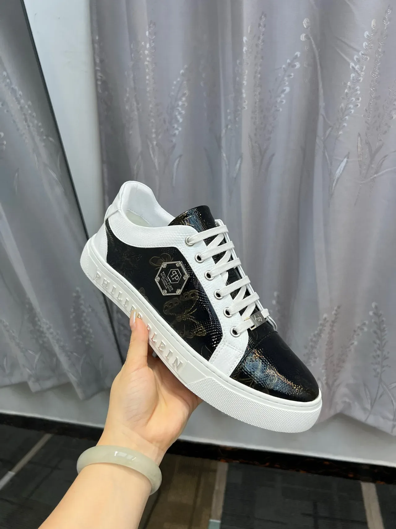 Philipp Plein काला सफेद पेटेंट ऊपरी सुनहरा तितली प्रिंट लाइफस्टाइल स्नीकर 6