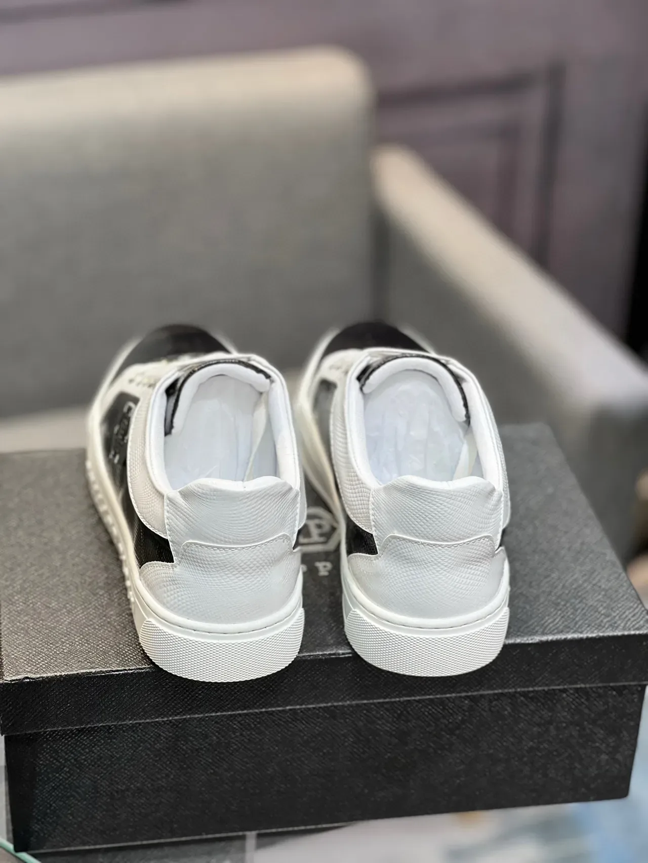 Philipp Plein काला सफेद पेटेंट ऊपरी सुनहरा तितली प्रिंट लाइफस्टाइल स्नीकर 8