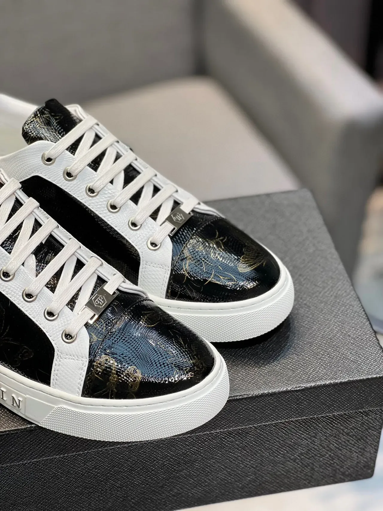 Philipp Plein काला सफेद पेटेंट ऊपरी सुनहरा तितली प्रिंट लाइफस्टाइल स्नीकर 9