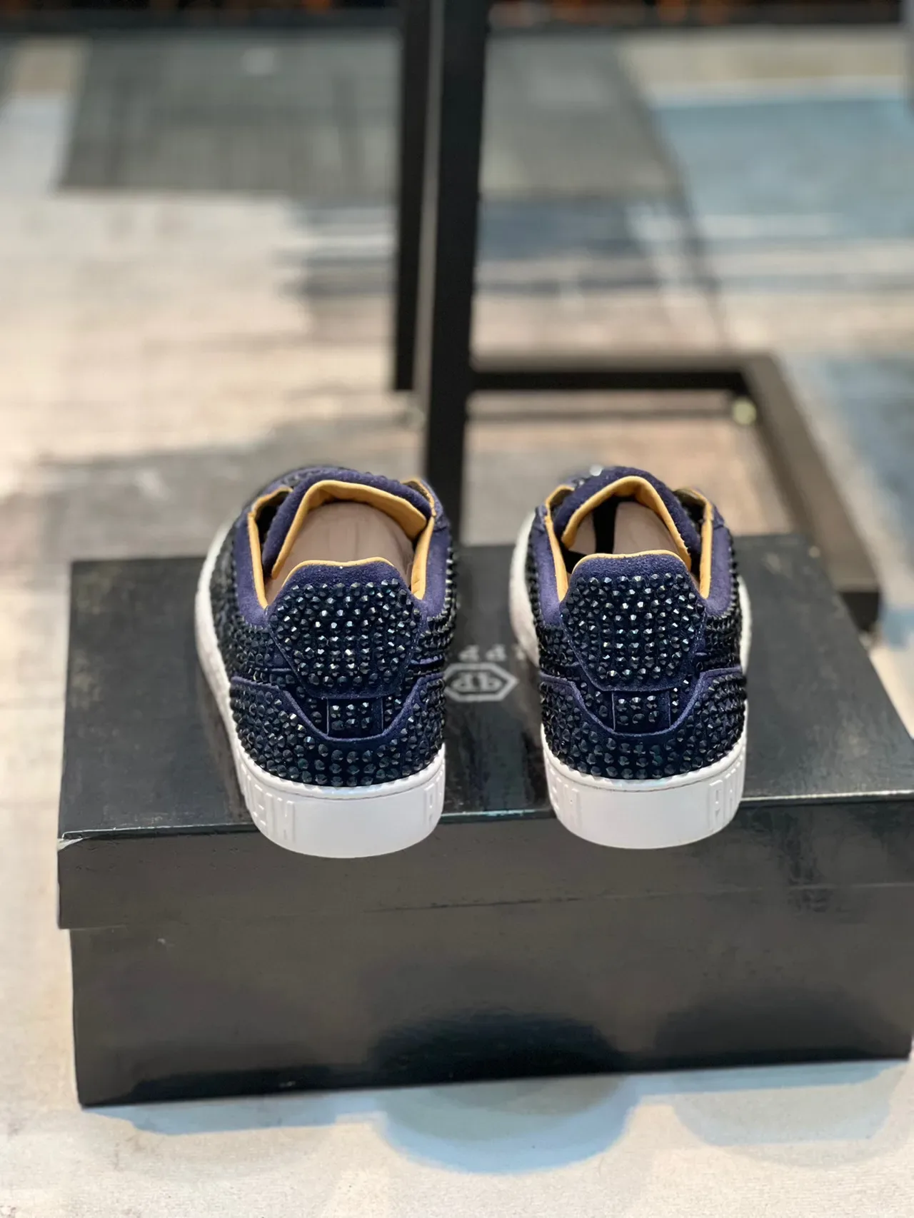 Philipp Plein क्रिस्टल इंबेलिश्ड नेवी लाइफस्टाइल स्नीकर 2