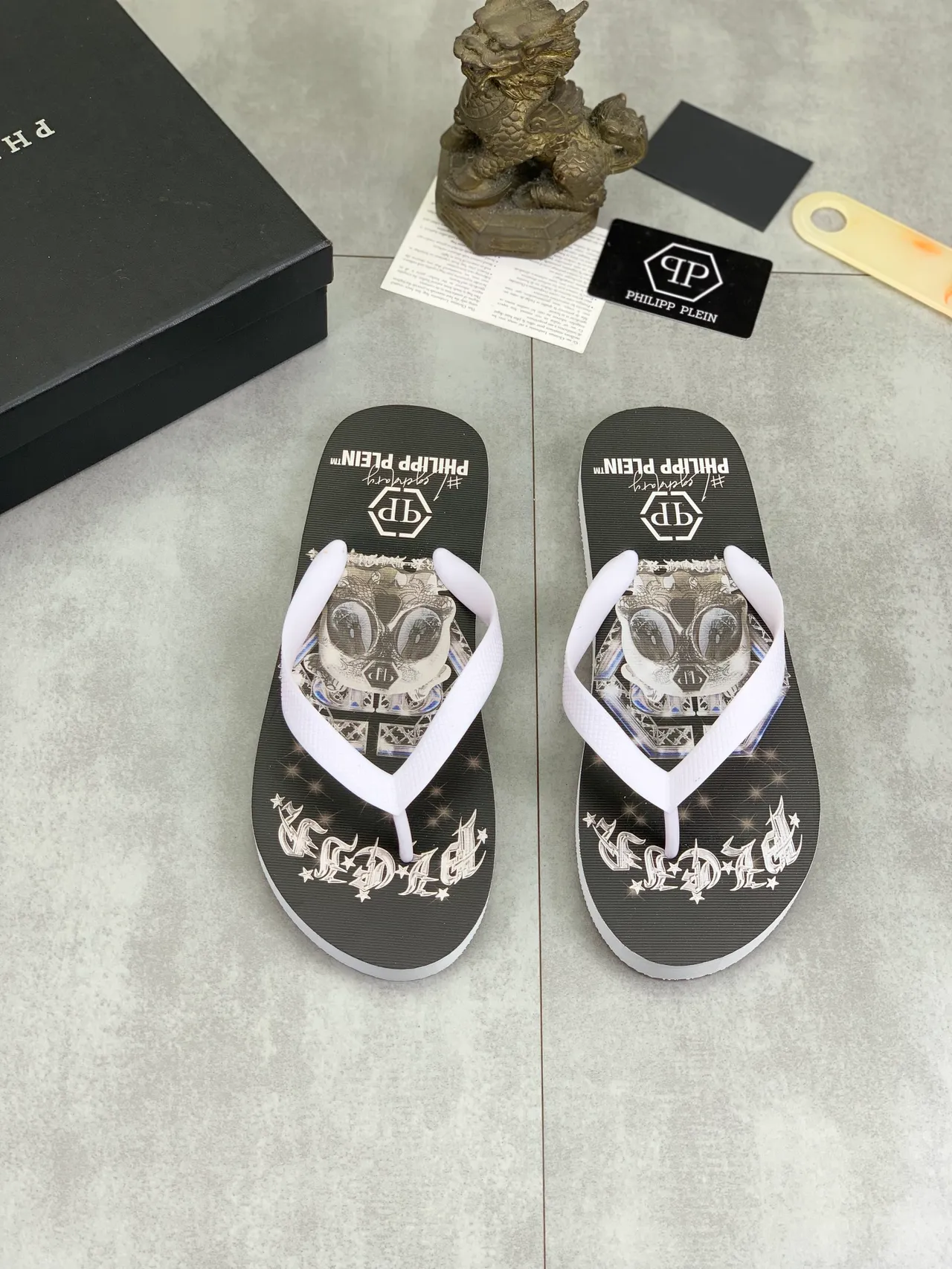 Philipp Plein imprimé graphique tongs 10