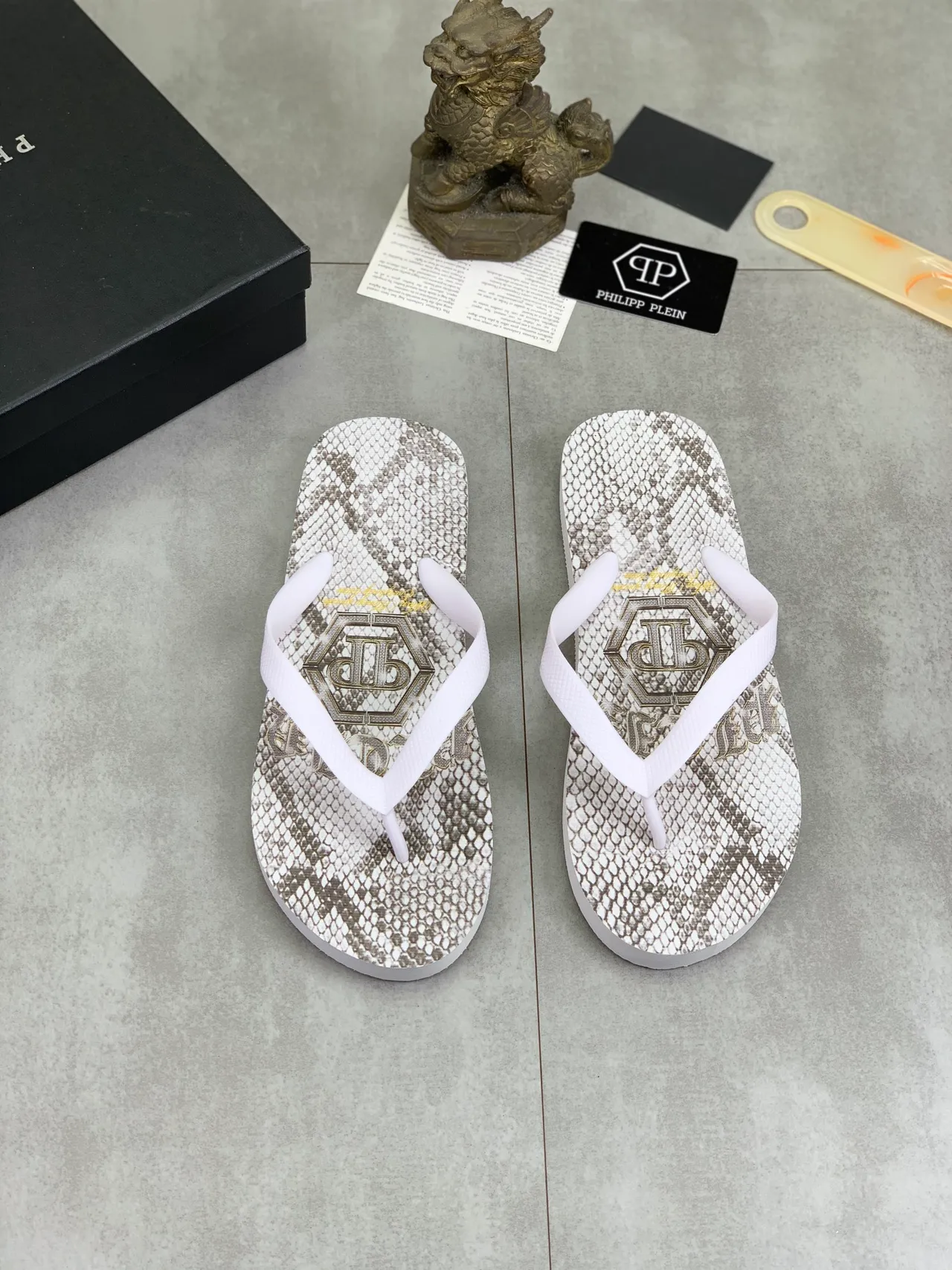 Philipp Plein imprimé graphique tongs 12