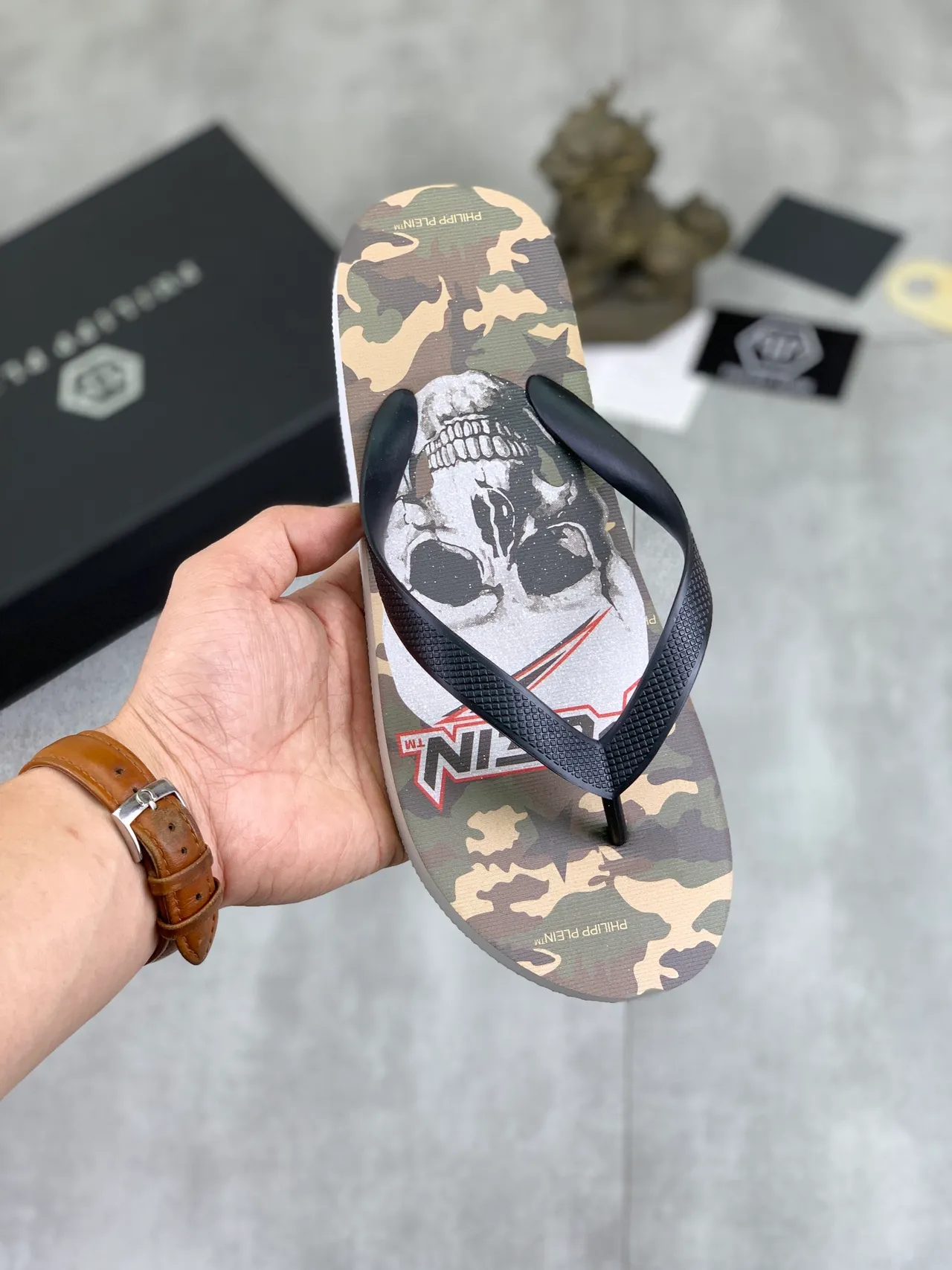 Philipp Plein imprimé graphique tongs 19