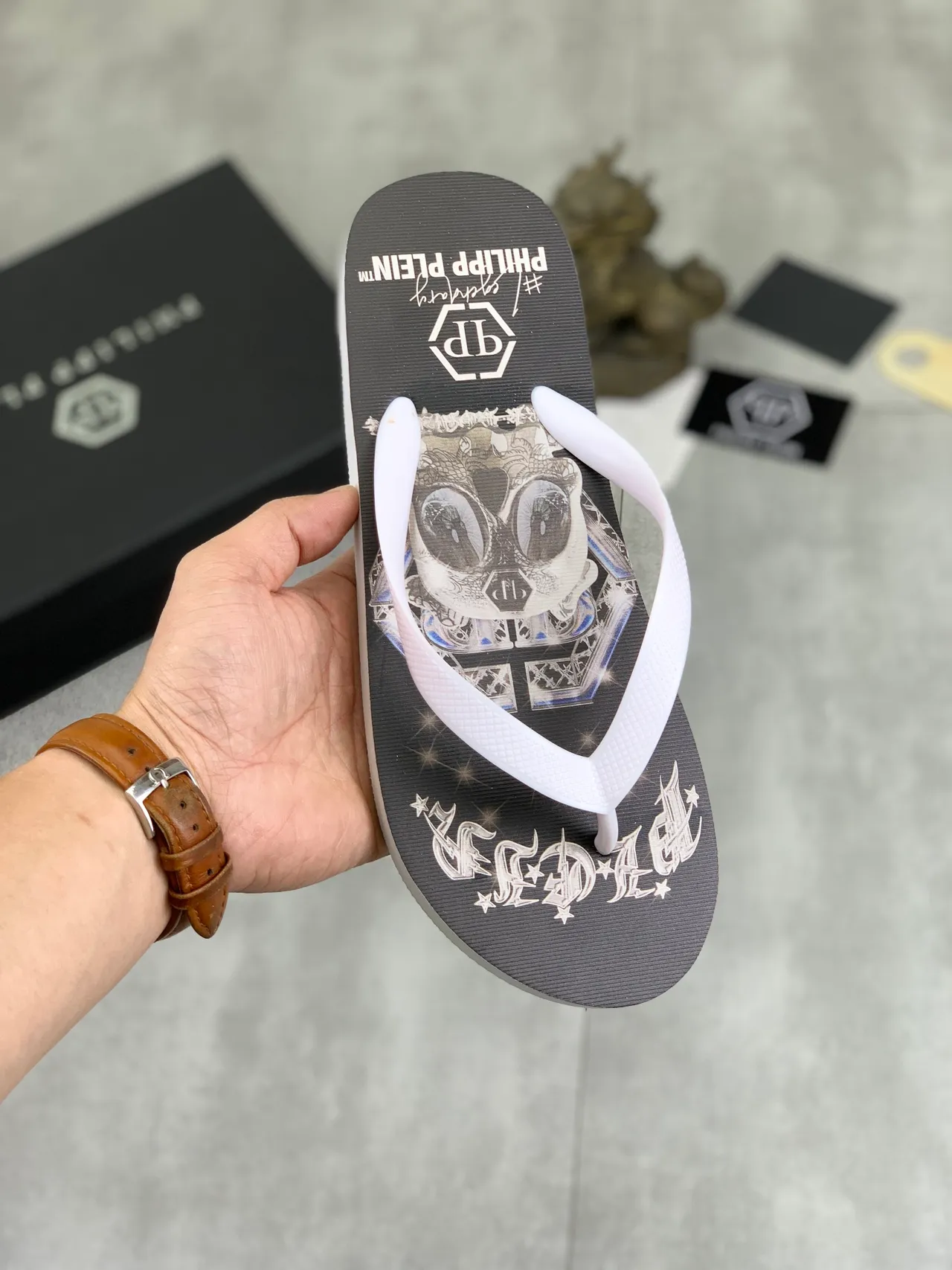 Philipp Plein imprimé graphique tongs 22
