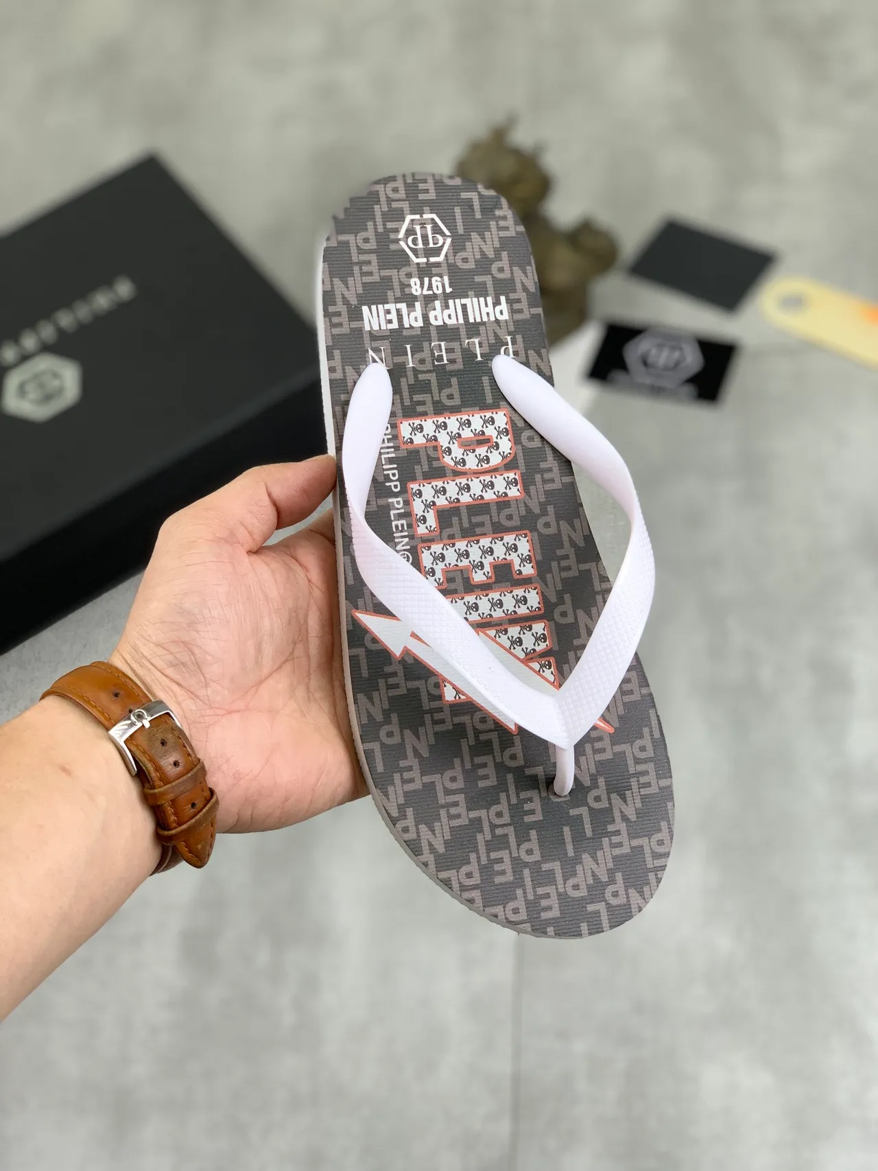 Philipp Plein imprimé graphique tongs 23