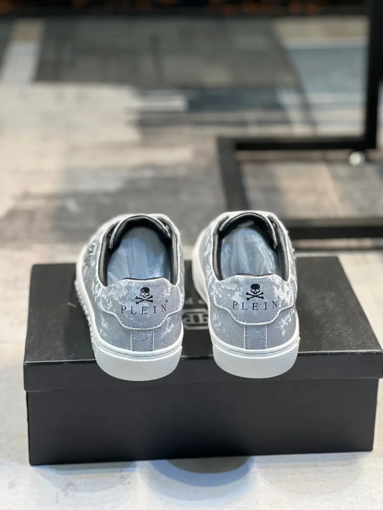 Philipp Plein 生活方式运动鞋 银黑金属 裂纹皮革鞋面 压印品牌中底 2