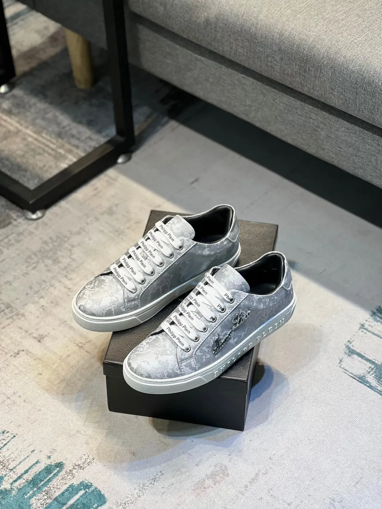 Philipp Plein 生活方式运动鞋 银黑金属 裂纹皮革鞋面 压印品牌中底 7