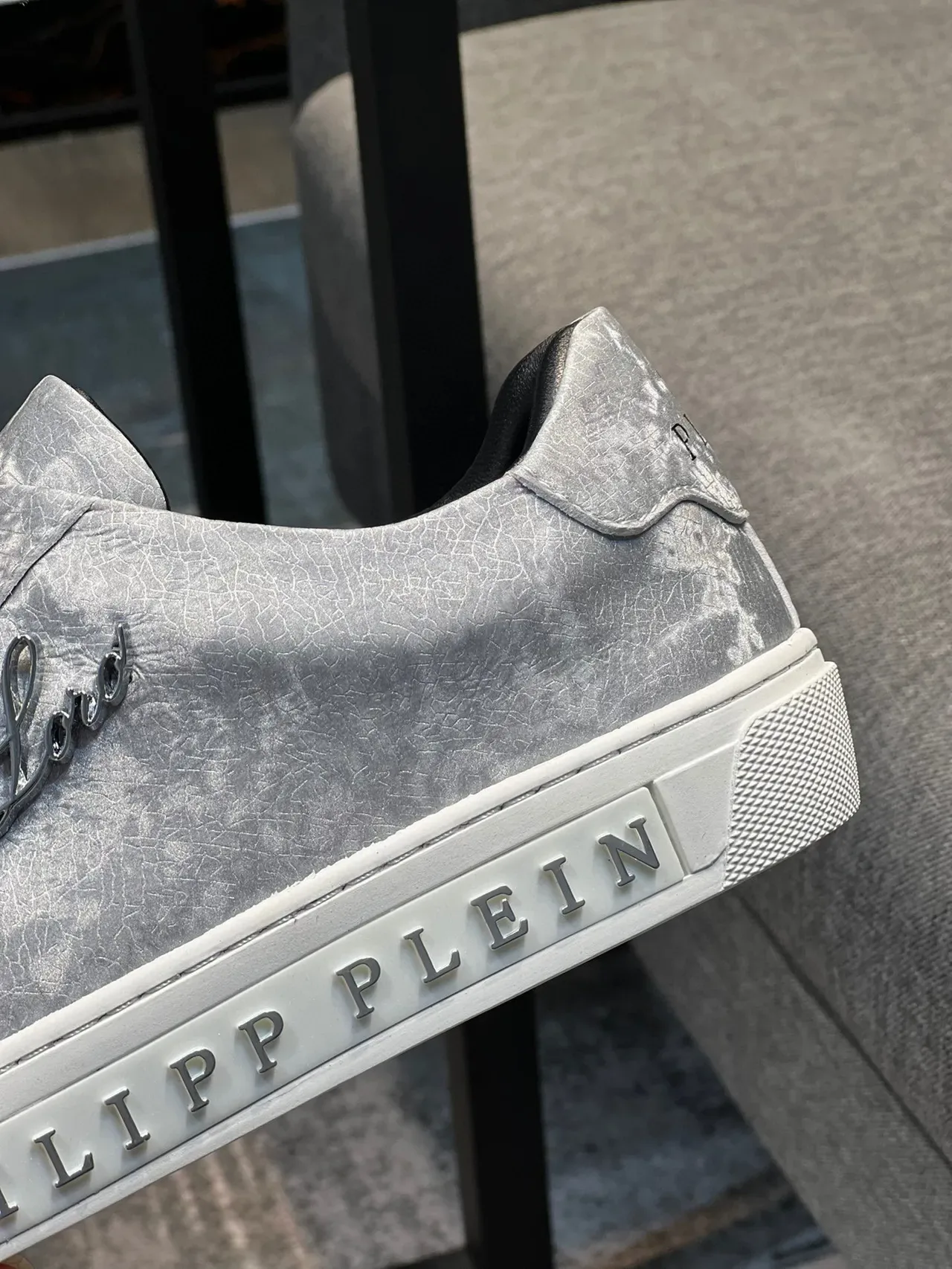 Philipp Plein 生活方式运动鞋 银黑金属 裂纹皮革鞋面 压印品牌中底 8