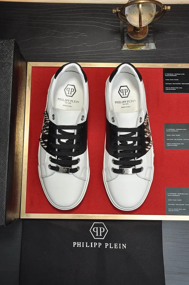 Philipp Plein Blanc Noir Clouté Panneau Métal Emblème Crâne et Os Croisés Style de Vie Sneakers 9