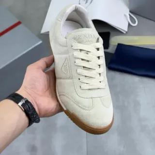 Prada 米棕麂皮鞋面橡皮胶底生活款运动鞋