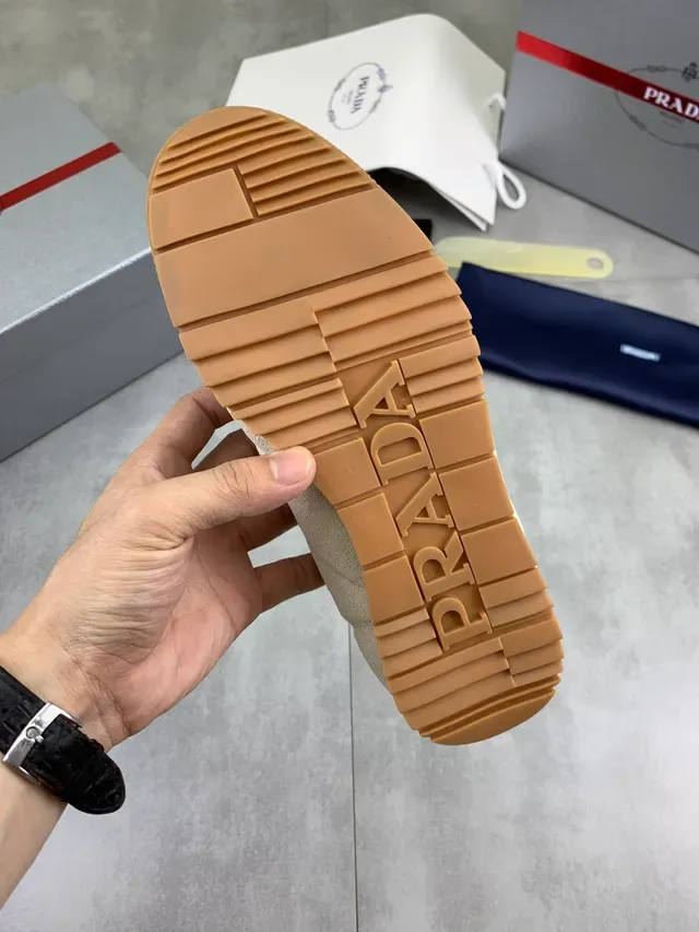 Prada 米棕麂皮鞋面橡皮胶底生活款运动鞋 2