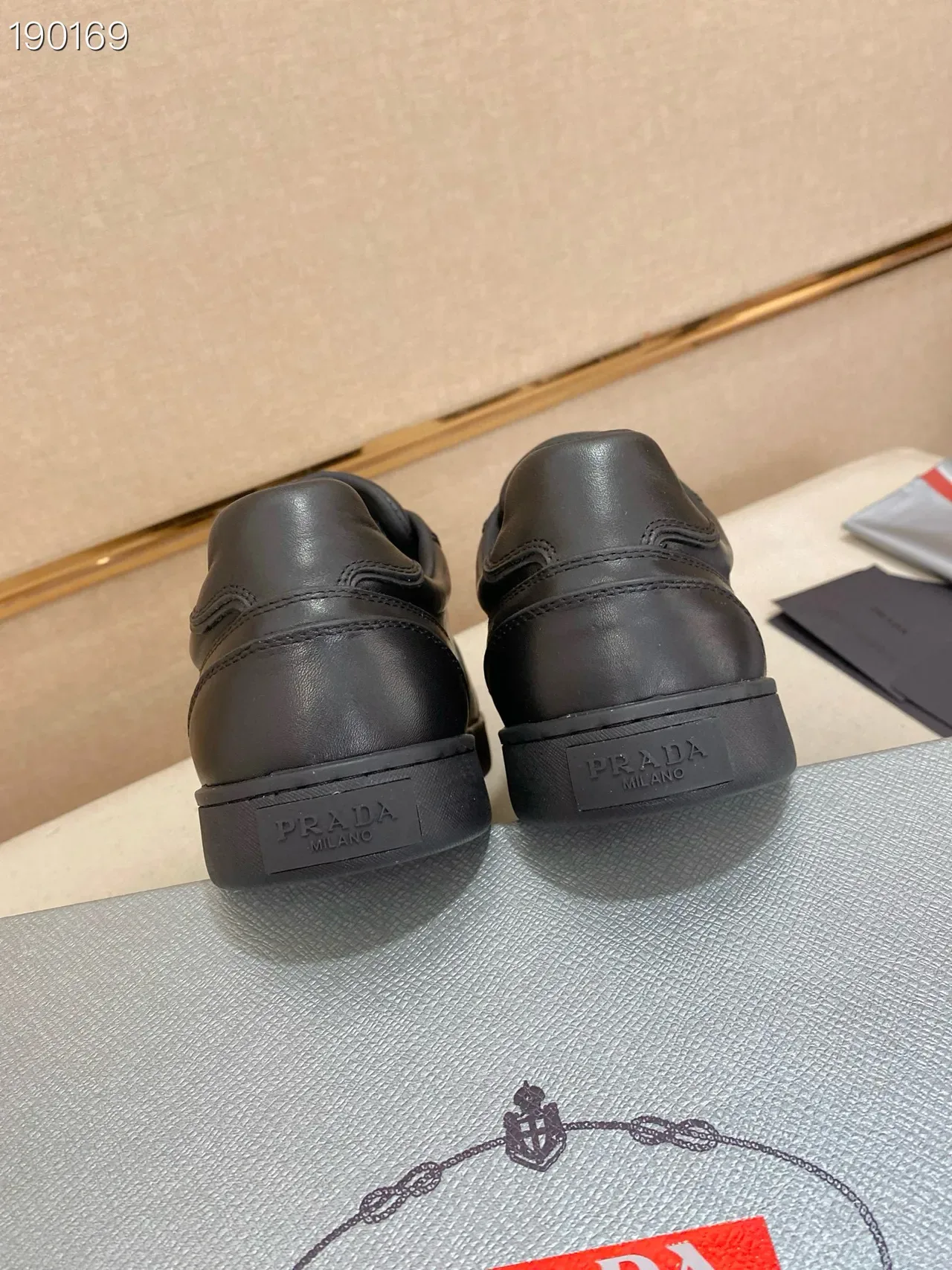 Prada Tênis Lifestyle de Couro com Painéis no Superior Preto e Dourado 2