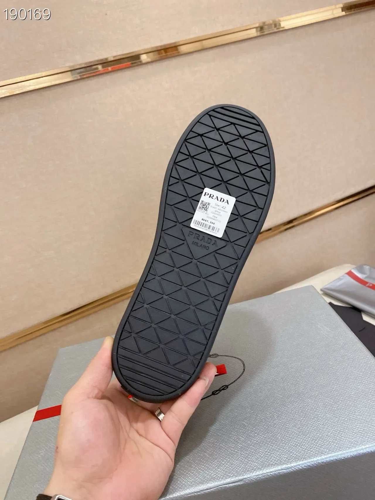 Prada Tênis Lifestyle de Couro com Painéis no Superior Preto e Dourado 3