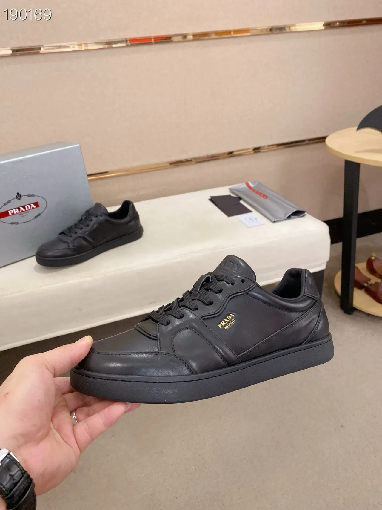 Prada Tênis Lifestyle de Couro com Painéis no Superior Preto e Dourado 5