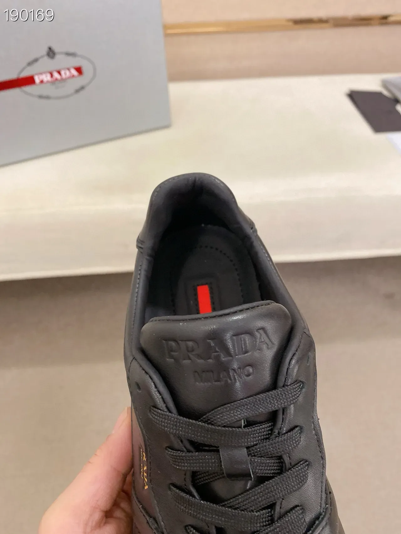 Prada Tênis Lifestyle de Couro com Painéis no Superior Preto e Dourado 6
