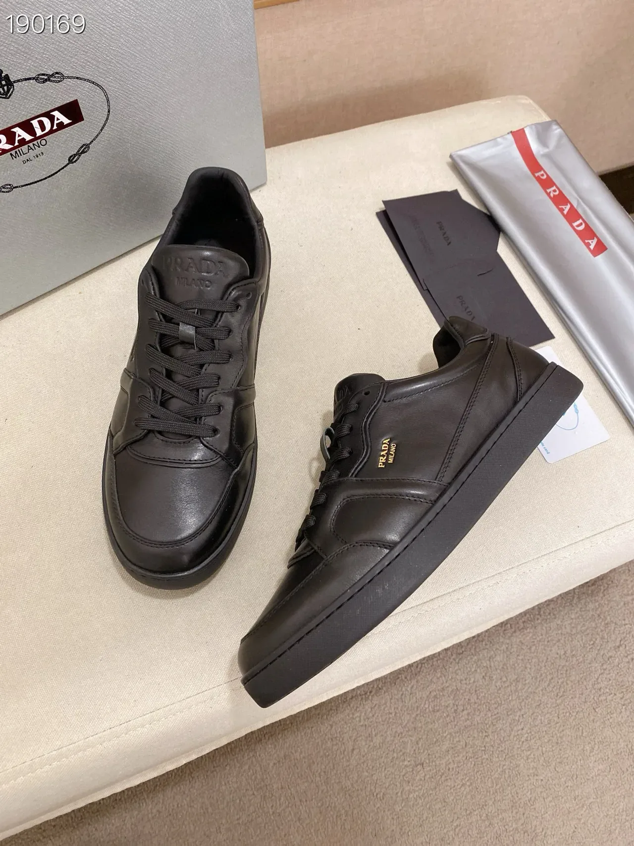 Prada Tênis Lifestyle de Couro com Painéis no Superior Preto e Dourado 7