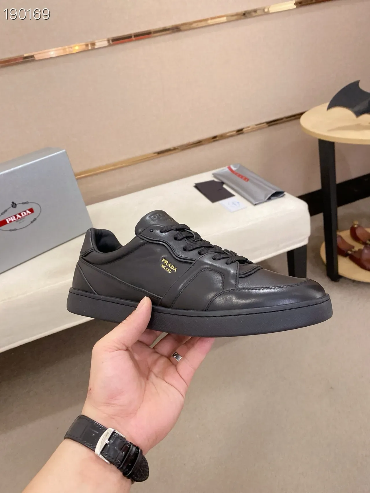 Prada Tênis Lifestyle de Couro com Painéis no Superior Preto e Dourado 8