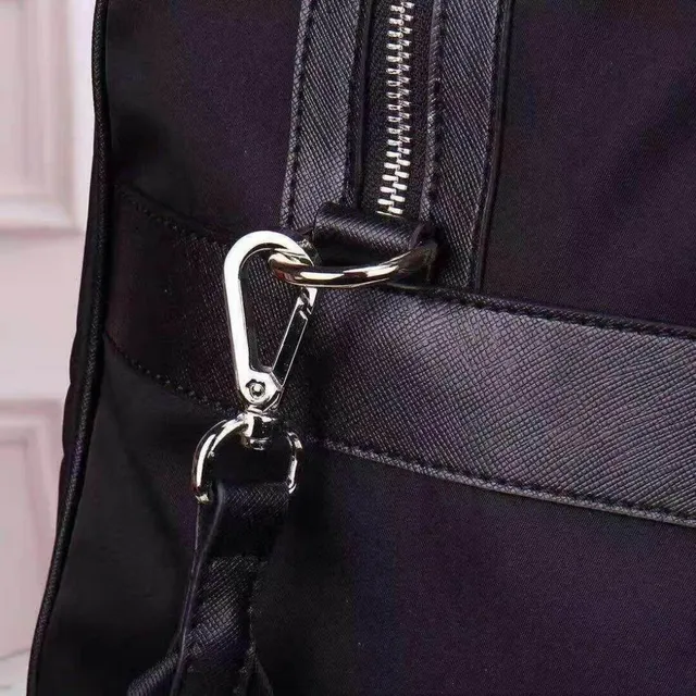 Prada কালো কাঠামোগত নায়লন চামড়া দিয়ে সজ্জিত ডাফল ব্যাগ 5